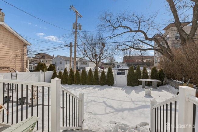 Building Photo - 415 Main St