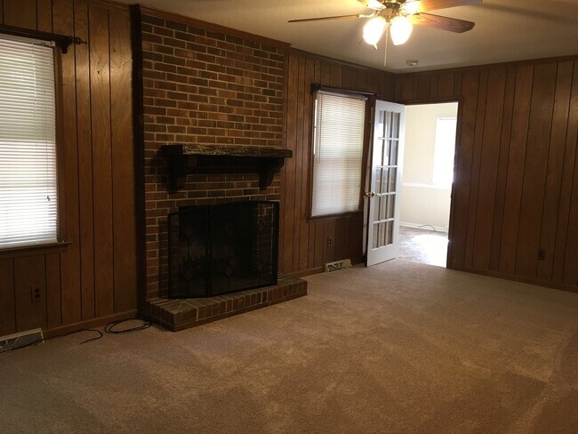 Building Photo - Spacious 3BR/2BA