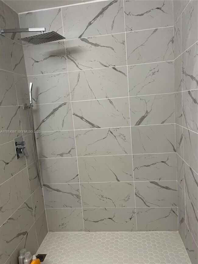 Building Photo - 8203 9th Ct