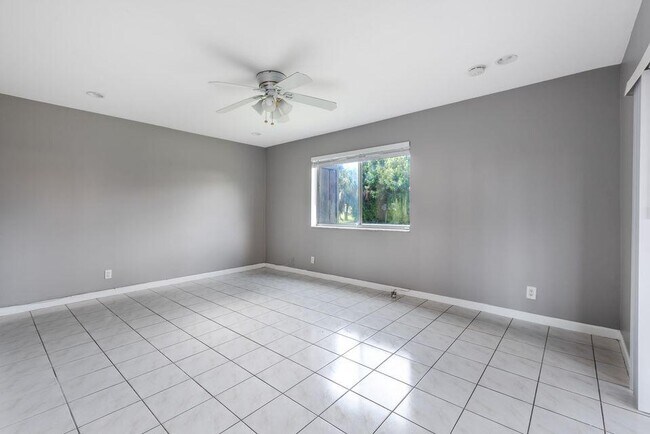 Building Photo - 2140 Sherwood Forest Blvd