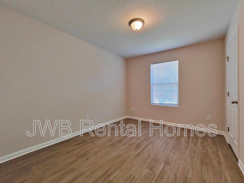 Building Photo - 869 Line St