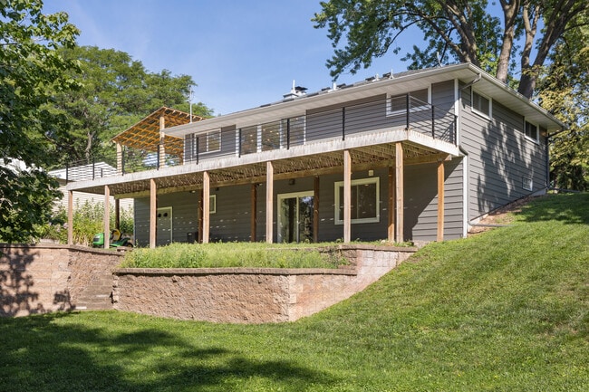 Building Photo - 10003 Crestridge Dr