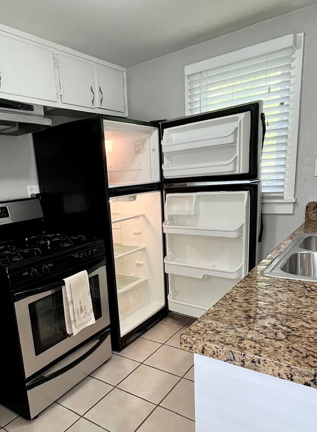 Building Photo - Quintessential Ventura 1 bed rear unit with LARGE, PRIVATE, BEAUTIFUL OUTDOOR LIVING AREA