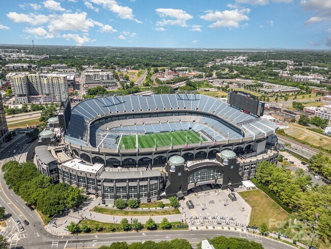 Building Photo - 307 W Trade St