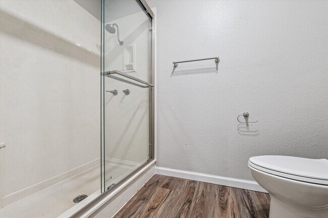 Building Photo - Pristine Updated Indian Creek Condo