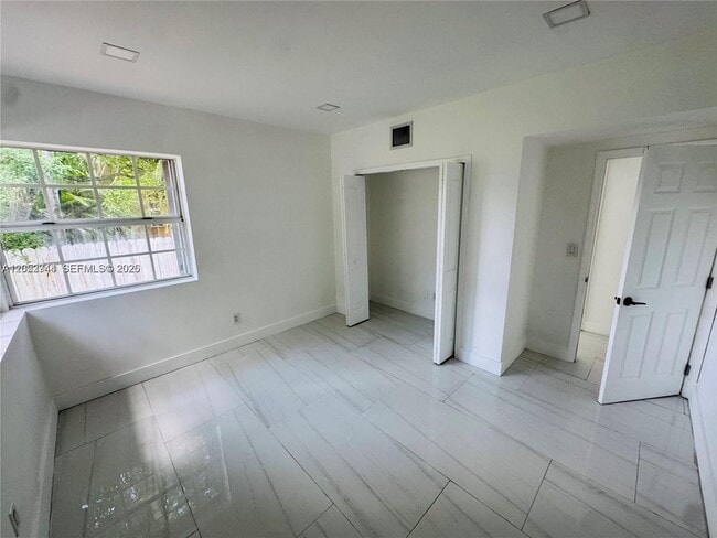 Building Photo - 516 Lavilla Dr