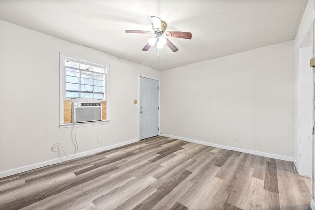 Building Photo - 2 Bedroom Pet Friendly Home For Rent!