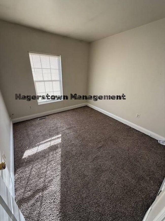 Building Photo - Halfway Townhouse - close to shopping and dining