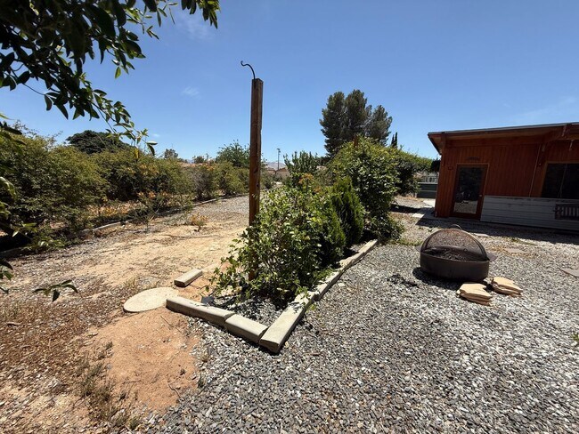 Building Photo - High Desert Retreat- 3 Bedrooms, 2 Bathroo...