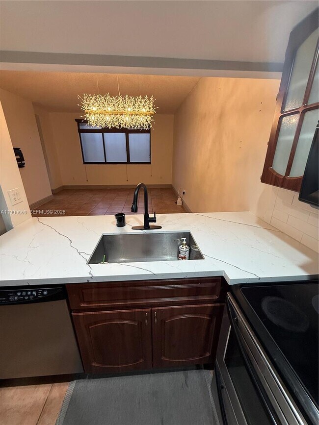 Building Photo - 540 Brickell Key Dr