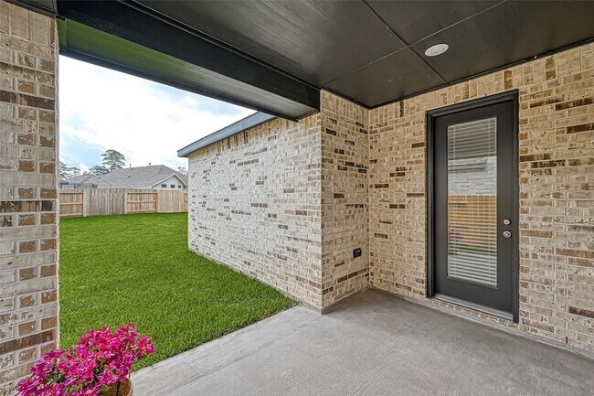 Building Photo - 323 Highland Bayou Dr