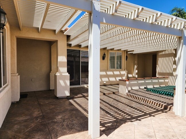 Building Photo - Beautiful 4BD, 2.5BA, Four Seasons at Heme...