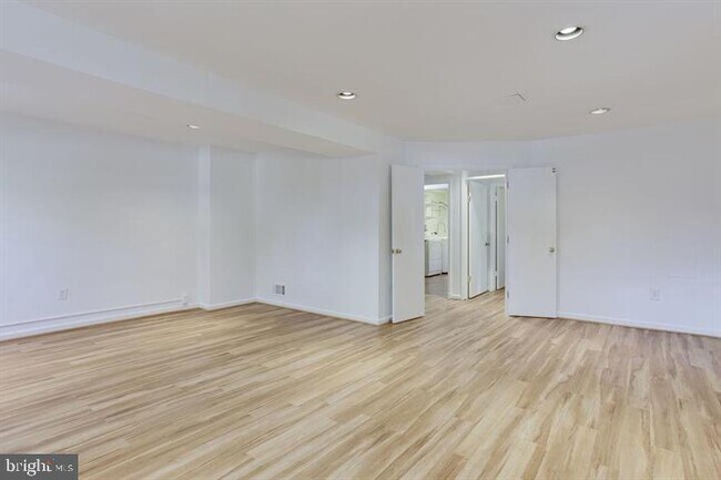 Building Photo - 5400 Greystone St
