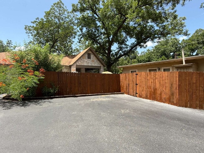 Building Photo - Unbeatable Location – Walk to the Comal Ri...