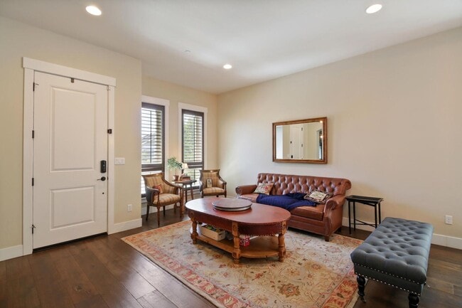 Building Photo - 4 Bed / 3.5 Bath | Crocker Village Brownst...