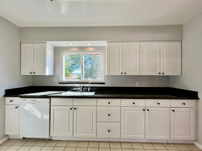 Building Photo - 2 Bed 1 Bath House with Large Yard in Cent...