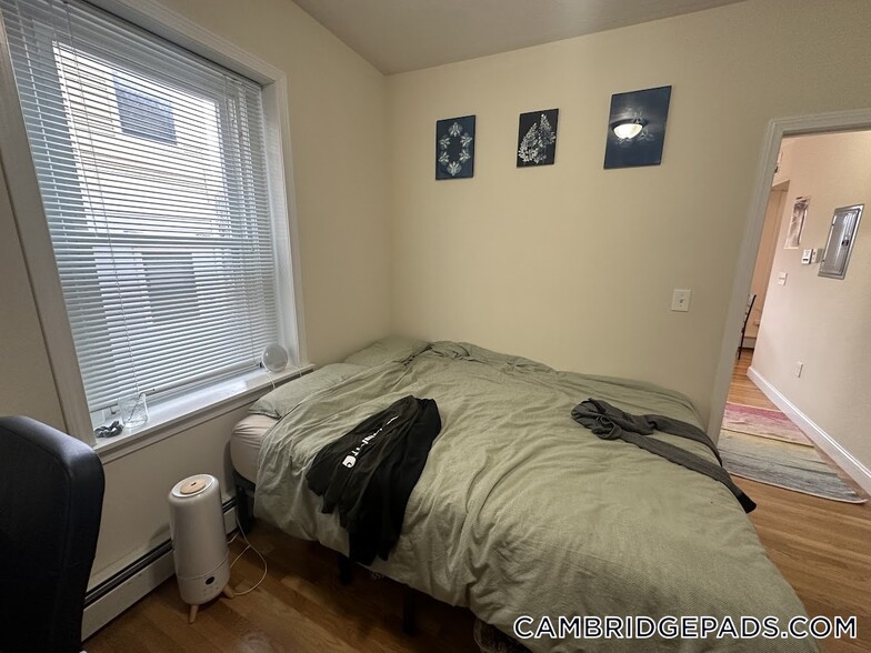 Building Photo - 1056 Cambridge St