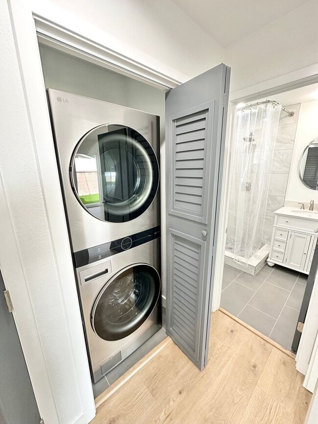 Building Photo - Stylishly Remodeled 2BD/1.5BA with Private Yard & In-Unit Laundry