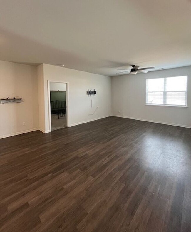 Building Photo - Stunning, Pet Friendly Home!