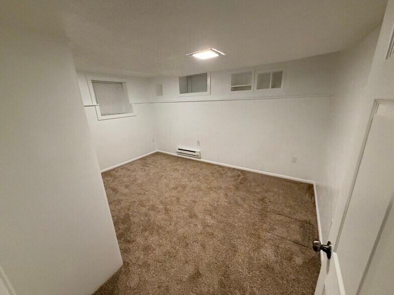 Building Photo - 933 E 13th St