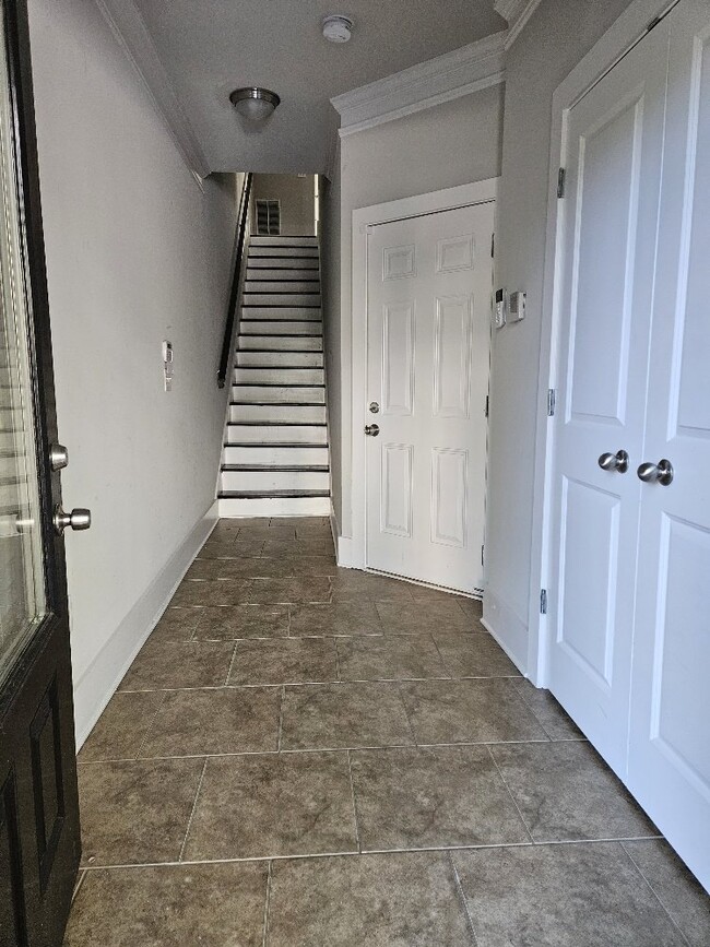 Building Photo - Furnished, 6 - 9 Month lease available.  L...