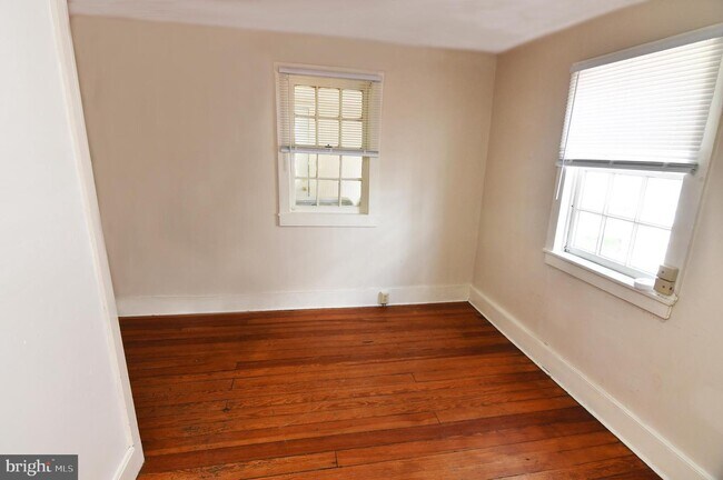 Building Photo - 122 E Monmouth St