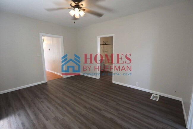 Building Photo - Three Bedroom House