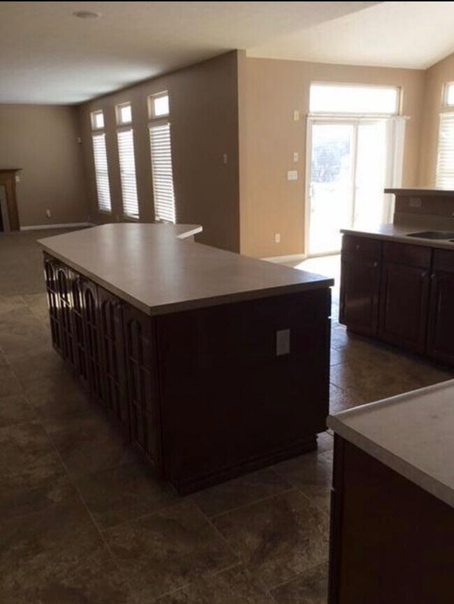 Building Photo - 5573 Woodmansee Way