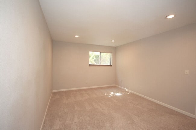 Building Photo - Large Redondo Condo with Waterfront View!