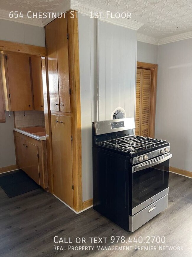 Building Photo - 654 Chestnut St