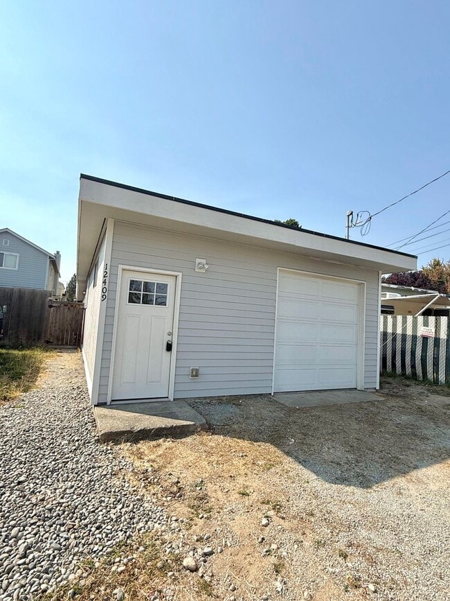 Building Photo - Charming 2-Bed, 1-Bath White Center Home