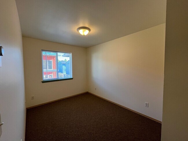 Building Photo - Three Bedroom Townhouse Style Unit