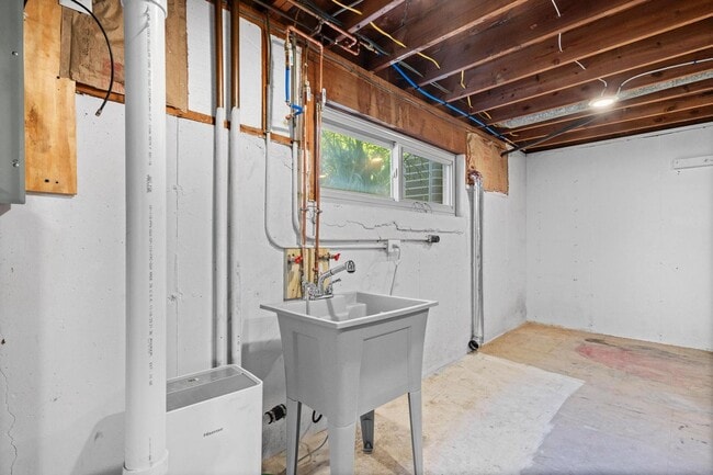 Building Photo - Charming 4-Bedroom Home in Desirable Neigh...