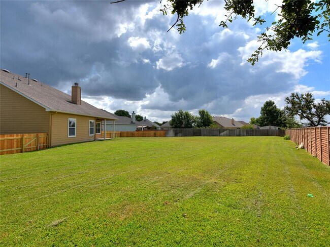 Building Photo - 901 Elmwood Dr