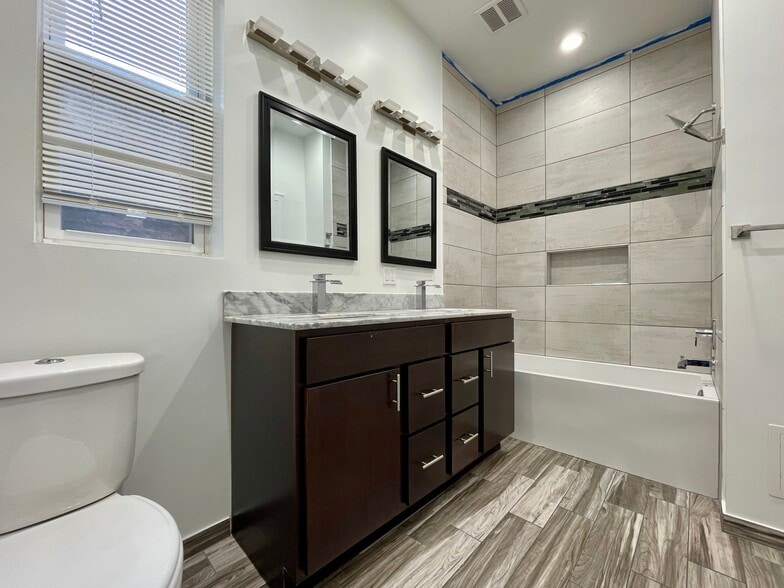 Building Photo - 4736 W Armitage Ave