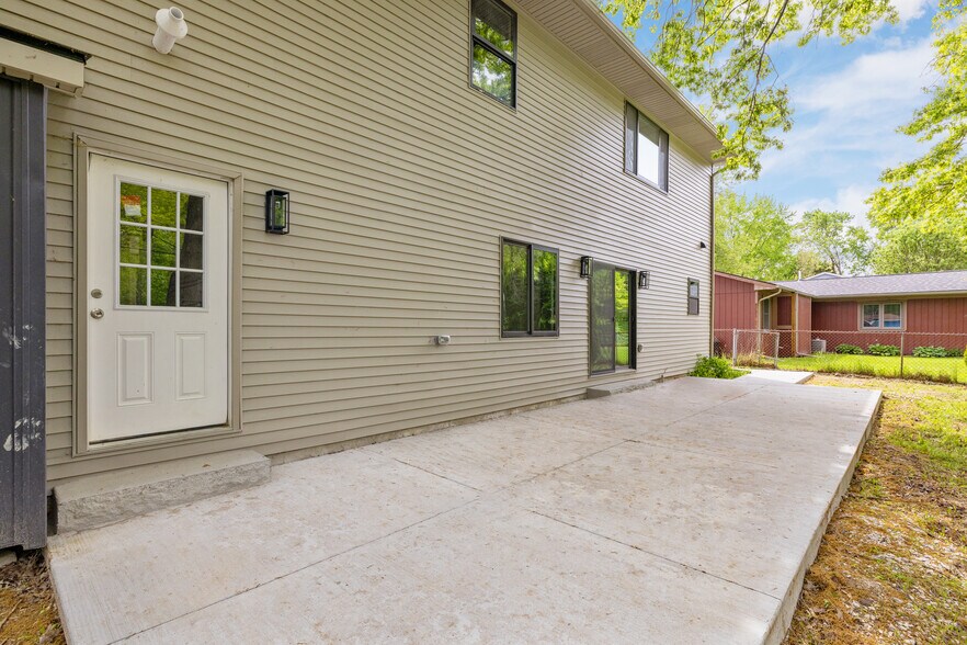 Building Photo - 7598 Lake Park Rd