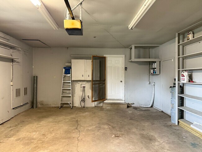 Building Photo - Welcome to this charming 3 bedroom, 2 bath...