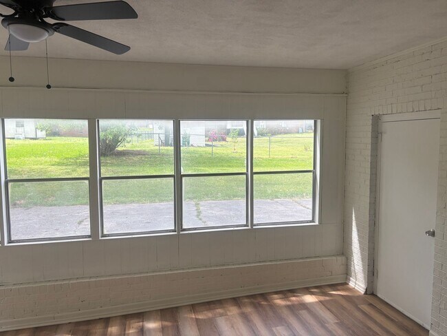 Building Photo - Beautiful & spacious renovated home.