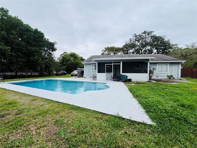 Building Photo - 15216 85th Ave N