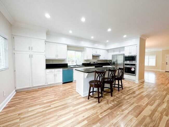 Building Photo - **STUNNING** 8 BEDROOM SOLAR HOME IN GATED...
