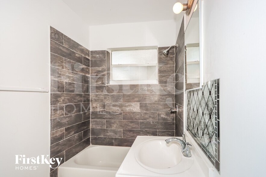 Building Photo - 1000 N 71st Ave