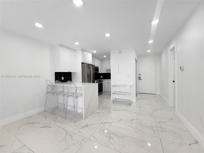 Building Photo - 1650 NE 115th St