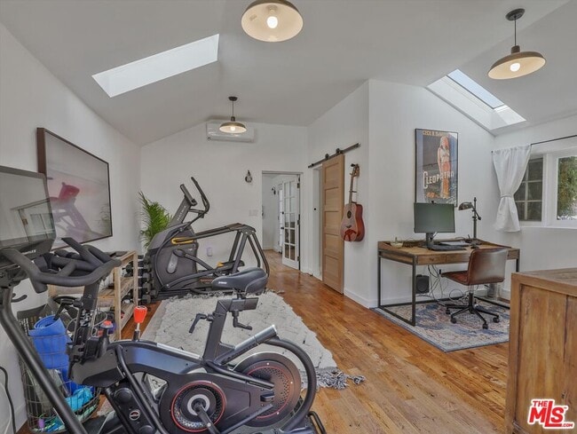 Building Photo - 843 N Stanley Ave