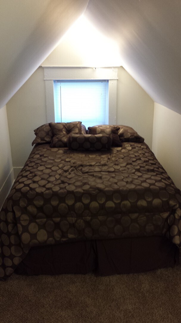 Building Photo - 4 Bedroom House