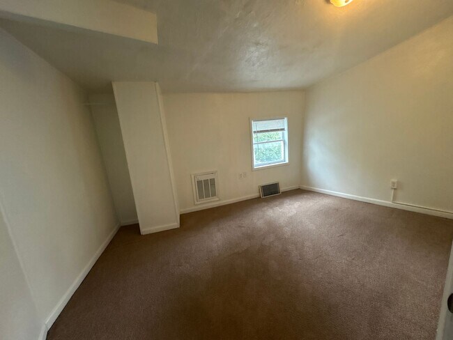 Building Photo - Spacious 2+ Bedroom Apartment-York City SD