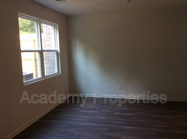 Building Photo - 1627 Larkspur Trail