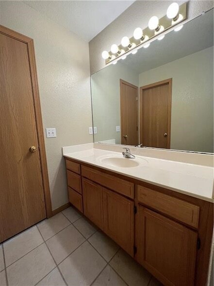 Building Photo - 2229 E Cinnamon Way