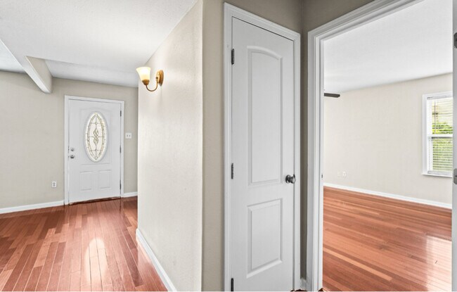 Building Photo - 11 Rock Creek Dr