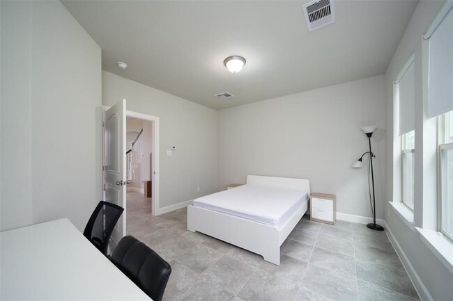 Building Photo - 2011 Royal Landing Dr