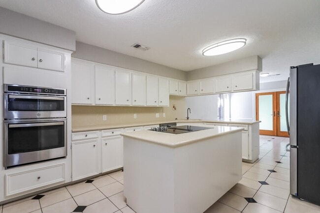 Building Photo - 928 Victoria Dr